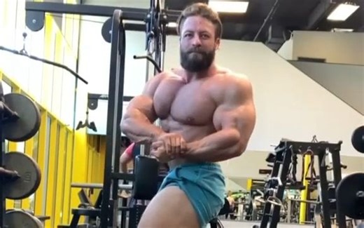 健美大叔Luke Carroll在健身房展现壮硕肌肉