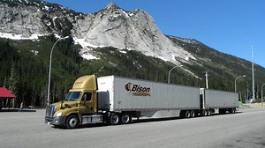 Running with doubles: How North America’s safest fleet navigates with two 53-foot trailers