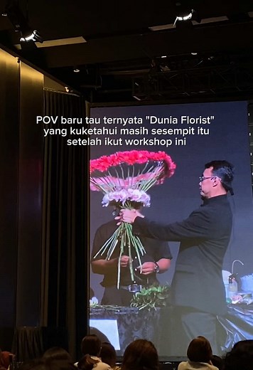 The real Flower Arrangements Workshop 💐 Seru banget ikut event ini membuka wawasan kami tentang dunia Florist yang lebih luas😍 Ternyata selama ini yg kami explore baru per-buket-an aja, padahal dunia Florist amat sangattt luas daripada itu. Di event ini amaze sama hasil karya peserta lomba para Florist yang kereeen banget instalasi bunganya 🥹 Kawan Florist kapan-kapan wajib deh ikut Workshop event semacam ini xixixi 🌷 Btw minfor ikutan workshop dari WKF yaa di Surabaya ini 🫶🏻 #florist #wor