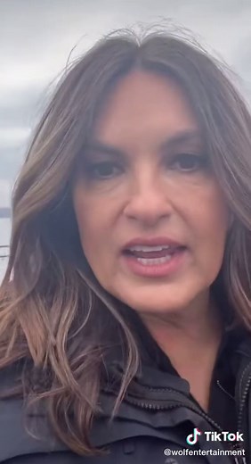 “I’m not a cop, I’m an actor!” #SVU #behindthescenes #lawandorder