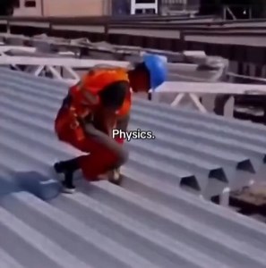 🔥 Ох ця фізика! Плоский аркуш паперу легко гнеться, але складки надають йому міцності: вони розподіляють навантаження та роблять поверхню жорсткішою 🤫 📹 xviralvibes | Universe Space Tech