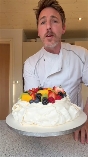 Pavlova 😋👌🏻 Full video and recipe - https://m.youtube.com/watch?v=7ABS7J5Gw5Q Have a great day! All the best Chris - Your Irish Baker Abroad 👨🏻‍🍳🇮🇪 YouTube Channel - https://m.youtube.com/@irishbakerabroad IBA Instagram - https://goo.su/kK195JF IBA TikTok - https://rb.gy/7ftayd | Irish Baker Abroad