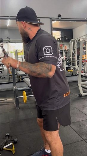 Triceps pulley with barbell on the cable machine #tricepsworkout