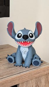 Stitch movie 🍿 ? Stitch Cartoon ? Après avoir fait le Stitch façon dessin animé, voici le Stitch du prochain film imprimé en 3D sur mes Bambu X1C @bambulab_official avec des filaments Panchroma et Polylite de chez @polymaker_3d ! Le modèle est de @aslan_3d Tu préfères quelle version ? Moi j’adore la texture de la version du film. #stitch #movie #impression3d #3dprint #3dprinting | 3Demoniak