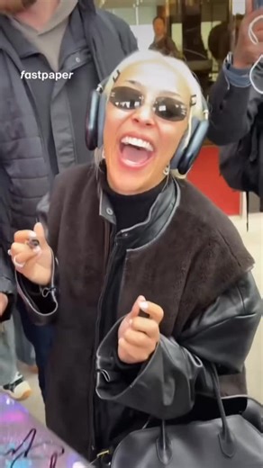 DOJA CAT FANS 🌹 on Instagram: "Doja Cat Signs Autographs for Fans at the Airport in South Korea 🇰🇷 #dojacat"