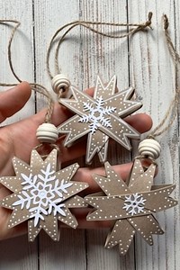 Cut star shapes from recycled cardboard, paint them softly, then add snowflake details and jute string ✨❄️Perfect for decorating your Christmas tree, gift wrapping, or adding a warm rustic touch to doors and walls. #Christmas #christmasdecor | DIY Crafts and Projects