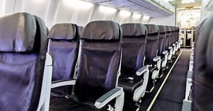 Should solo air travelers switch seats to accommodate families?