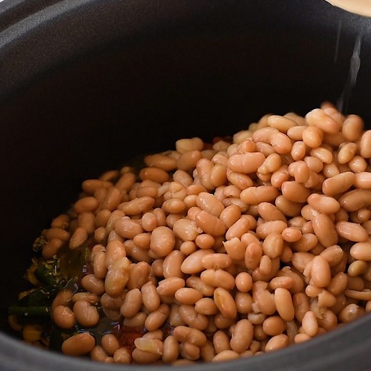 The BEST Crockpot White Chicken Chili!! One reader said, "made this for a work chili-cook off and I won!! It was fantastic!" RECIPE: https://www.chelseasmessyapron.com/crock-pot-white-chicken-chili/ | Chelsea's Messy Apron