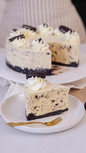 OREO sladoledna torta 😍 OGLAS BOŽANSKA in najbolj simpl sladoledna torta iz le 7 sestavin. 🤭 Pa še lahko jo pripravite vnaprej ker v zamrzovalniku popolna počaka do takrat ko vam kos zadiši ali pa imate goste. 😉 #SamPovem Želim vam prelep praznični dan 🫶 Recept pa najdete tukaj 👉 https://www.aninakuhinja.si/recepti/sladoledna-oreo-torta/ Naročnik: Dr.Oetker d.o.o. Dr. Oetker Slovenija 🌻 | Anina kuhinja