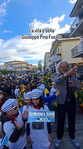 A sorpresa Giuseppe Pino Fusaro dedica la sua canzone "La vita è bella" al popolo di Schiavonea. Live non programmata in attesa di San Francesco di Paola. | Schiavonea Beach