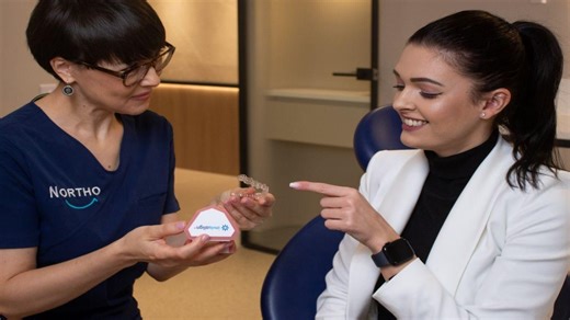 Toate detaliile despre aparatul dentar Invisalign: preț, beneficii și mod de funcționare