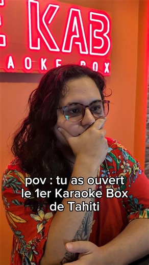 POV : Ta semaine a été (très) longue. 😤 Au KAB, on ne fait pas que chanter, on fait de la thérapie ! 😌 C'est ça l'esprit du KAB : 100% confort, 100% défoulement. 📍 C'est à Faa'a ce soir jusqu'à 1h du mat' pour recueillir tes ondes à décharger ! 🔗 Réserve ta box (et tes cordes vocales) sur le site ou au 87754900 #LeKAB #Karaoke #Tahiti #WeekendVibes #Aggretsuko