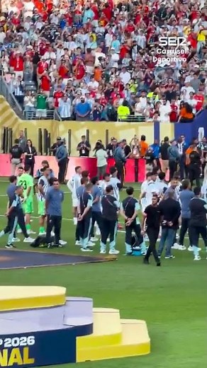 LE RESPECT A DISPARU : Les joueurs argentins tourne le dos à l'Espagne lors de la remise des prix !