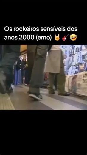 Fatos Esquecidos on Instagram: "Entre 2005 e 2010, surgiu no Brasil o movimento emo, muito popular entre adolescentes. Inspirado por bandas de rock alternativo, o emo valorizava emoção, sensibilidade e expressão dos sentimentos. O visual era marcante: franja de lado, roupas justas, tênis e camisetas de banda. O movimento ficou tão popular que chegou à TV aberta, com reportagens explicando quem eram os emos e como pensavam."