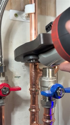 How to press hard to reach fittings using angled jaws! #diy #asmr #plumbing #hack #shorts #foryou