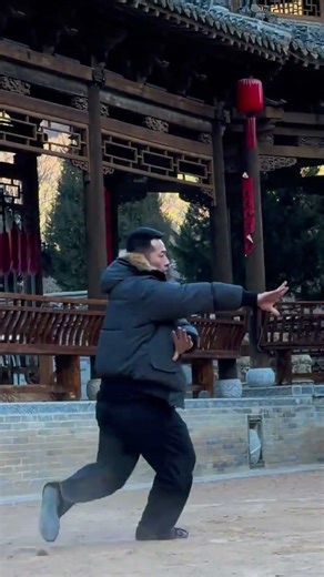 Holding the ring and the pivot one s entire body is light and agile#martial arts#Guo