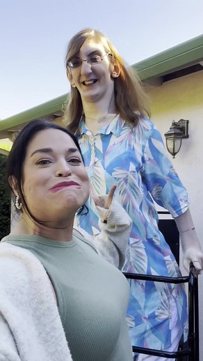 Widest Mouth Record Holder Meets Tallest Woman - Walking Tall