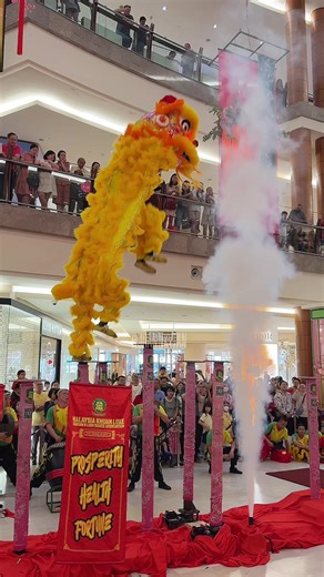 KHUAN LOKE 🤩🤩🤩 Their famous 3.2 leap!!! It is always wonderful to see them successfully achieve it each time they are on the high poles. AWESOME! #cny2026 #liondance #acrobatic #malaysia