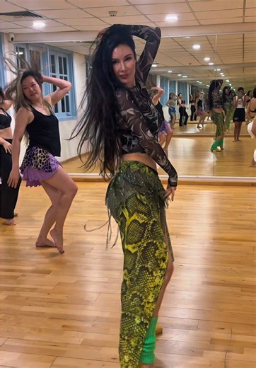 Dance with world bellydance champion #bellydance #sgdancer #bellydancetiktok #bellydancechallenge #sgtiktok @Jamila Bellydance