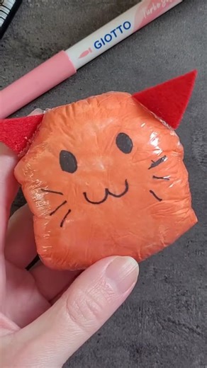 DIY Squishy très simple à faire. Une idée cadeau rigolote à fabriquer soi-même. . Je propose des activités pour occuper vos enfants le mercredi, le week-end, au centre de loisir ou pendant les vacances ! Si vous êtes maman, papa, nounou, grand-mère, grand-père ou atsem, j'espère que vous trouverez votre bonheur par ici 😊. Bienvenue aux nouveaux abonnés et merci à tous ceux qui me suivent depuis le début 🥰🥰🥰#activiteenfant - #activitemanuelle Activité enfant de 3 à 6 ans et de 5 à 8 ans #craf