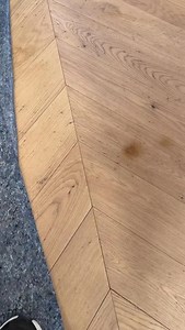 Wasserschaden im Parkett? Dieser Trick rettet Böden, die eigentlich verloren sind. Es gibt Situationen, in denen nicht Kraft, sondern Know-how entscheidet. Genau so ein Moment ist dieser hier. Ein Wasserschaden hat den Parkettboden stark verfärbt – normalerweise ein klarer Fall für Austausch. Doch bevor man teure Reparaturen macht, sollte man die richtigen Produkte kennen. Mit einem speziellen Tanninentferner konnten wir die dunklen Wasserflecken vollständig herauslösen. Kein Schleifen. Kein Aus