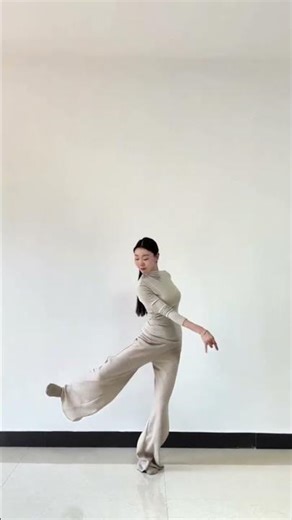 Meng Qingyang's Xiyu Dance: Masterful Performance Amidst Rain Delays