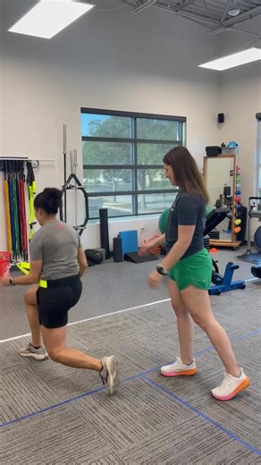 Deceleration: The Missing Piece in Return-to-Sport Rehab Acceleration gets all the attention—but what about stopping? Efficient deceleration is one of the most overlooked components of athletic rehab, yet it's critical for reducing injury risk and restoring performance. Why does it matter? ➡️Every sprint, cut, and change of direction requires controlled braking. ➡️Poor deceleration mechanics increase stress on knees, hips, and ankles. ➡️Training this skill helps prevent re-injury and builds conf