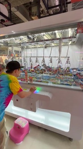 【謎】10本のアームがついてるクレーンゲーム。。。！#shorts