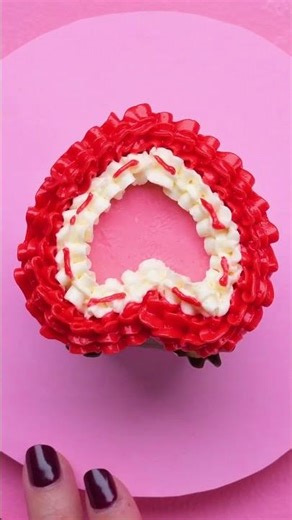 Share the love with these vintage heart cupcake 🧁🩷
