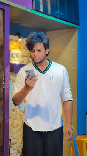 Deepesh Tiwari on Instagram: "End miss mat karna 😂❤️ . . . #dzofam 🤍 #reelkarofeelkaro #reelitfeelit #reelsinstagram #reelsvideo #reels #love #reelsviral"