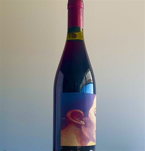 Wine label design (1994) The label is not treated as a two-dimensional surface but as a spatial entity. Its anamorphic distortion is intentionally developed in response to the bottle’s three-dimensional form. | Stephan Bundi