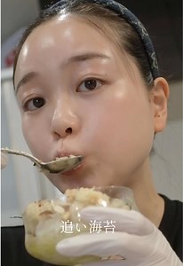 また独特なレシピ🐔🐟🍋🫒😂😂😂 トマトの時期ですね〜🍅トマト消費量個人の部No.1(自称)です🤣❣️ ⭐️混ぜるだけプロテイン飯 ①オリーブオイル大1 レモン果汁半分(小さじ2) 白だし小さじ2 グァーガム5gを先に混ぜておく ②ささみとしらすを投入してまぜる ③②をご飯に乗っける ④ごま、ミックスナッツ、刻み海苔をかける ・オリーブオイル大さじ1 ・レモン果汁(レモン半分/大さじ1) ・白だし小さじ2 ・グァーガム5g ・ささみ２本 ・しらす大さじ3 ・ご飯60g ・ごまひとつまみ ・ミックスナッツ10g ・刻み海苔ひとつまみ エネルギー427kcal/タンパク質34.6g/糖質27.2g/脂質19.5g/塩分1.8g