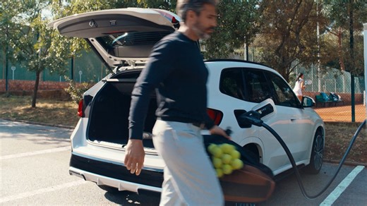 Med BMW X1-familjen kommer friheten att kunna välja vilken drivlina som passar just dig och dina äventyr bäst! #BMW #THEX1 #BMWX1 #iX1 #SheerDrivingPleasure BMW iX1 eDrive20. Strömförbrukning. kWh/100 km bl. körning (WLTP): 15,5-17,1. Utsläpp CO₂ g/km: 0. BMW X1 xDrive25e. Bränsleförbrukning. l/100 km bl. körning (WLTP): 0,8-0,9. Utsläpp CO2 g/km: 17-21. BMW X1 sDrive18i. Bränsleförbrukning. l/100 km bl. körning (WLTP): 6,4-6,8. Utsläpp CO2 g/km: 144-154. | BMW Sverige