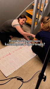 Har du en åpen trapp som kunne trengt litt kjærlighet? ✨ Nå har du sjansen til å gi trappen din en makeover – med 20 % rabatt på Santana eik kalk kontaktplast! 🎉 Med kontaktplast kan du enkelt skape en moderne og stilren look som varer. Santana eik kalk har noe struktur, så du slipper å bekymre deg for at trappen blir glatt! Trygt, slitesterkt og enkelt – perfekt for barnefamilier og alle som vil ha et stilrent hjem uten mye jobb. ✅ Mål, klipp, og fest – så er trappen din som ny på null komma n