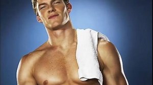 噢~可怜的Alan，也算因祸得福吧，体验了一下群演