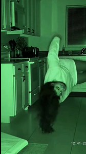 Camera de segurança filma Mulher Possuida na cozinha ! ( Security camera films possessed woman in the kitchen! ) #possessed #possessao #medo #scary #viral | TV Monstros