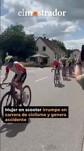 Mujer en scooter irrumpe en carrera de ciclismo y genera accidente