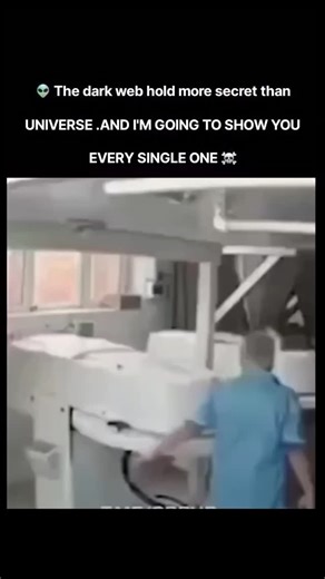 DARKWEBPOINTONLY on Instagram: "Just @darkwebpointonly ☠️ 日本利用压电瓷砖将脚步转化为电能。这些瓷砖捕捉来自你脚步的动能。当你行走时，你的重量和动作会对瓷砖产生压力。瓷砖会轻微弯曲，从而产生机械应力。瓷砖内部的压电材料将这种应力转化为电能。每一步都会产生少量电荷，而数百万步结合在一起就能产生足够的电力来驱动LED 灯、数字显示屏和传感器。在像涩谷车站这样繁忙的地方，每天大约有240万个脚步为这一系统作出贡献。 这些电能可以被储存或立即使用，从而减少对传统电力来源的依赖，并支持可持续的城市基础设施。 这种方法将日常运动转化为实用的可再生能源 #日本#知识#事实 #你知道吗 #推荐 科技创新历史 技术 实验热门"