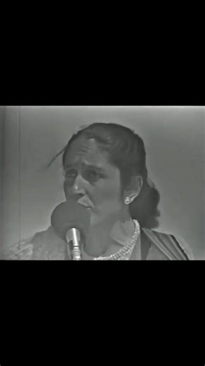 Joan Baez performing "Blowin' in the Wind" in France '71. #joanbaez #singersongwriter #folk #acoustic #bobdylan | Radio L'envie