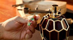 Le joaillier Bulgari présente ses nouveaux parfums-bijoux aux pendentifs précieux