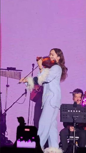 @laufey was joined by her sister for a performance of ‘From The Start’ at her show in Singapore