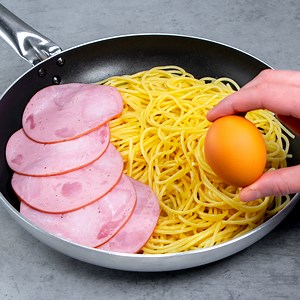 Recette très rapide ! Délice fait de pâtes au jambon et aux œufs, à la poêle ! Ingrédients: oeufs - 4 pièces sel - 5 g poivre noir - 5 g spaghettis bouillis - 300 g mozzarella - 100g jambon - 250 g fromage à pâte pressée - 150 g Diamètre du plat 26 cm A FEU MOYEN 10 MIN A FEU MOYEN 10 MIN | Savoureux.tv