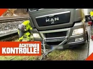 Truck in ditch: XXL towing becomes a risky maneuver! | Attention Control | Kabel Eins