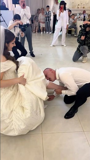 How This Western Wedding Garter Tradition Works! (📸: yulia_bazan78)