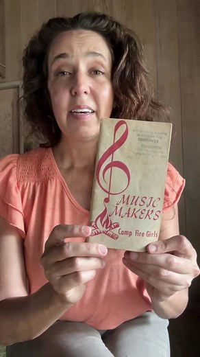 “Sing Your Way Home” (lyrics from 1922). Oh and also I’m playing my beautiful new ukulele from Wiemer Guitars. 💛 #nostalgia #campfiregirls #campsong #childhood #wholesome #musicmakers #ukulele