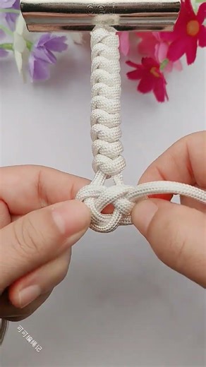 Simple hand rope braiding method