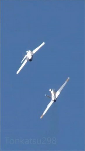 Dogfight of the Korean War? An F-86 chasing a MiG-15 American aviation culture is amazing