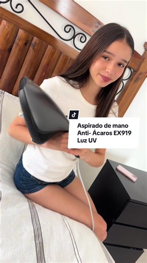 Si sufres de alergias o quieres un ambiente más limpio en casa, necesitas esto 😮‍💨✨ La aspiradora de mano anti-ácaros EX919 de Deerma con luz UV elimina lo que no vemos y limpia a otro nivel. Súper potente y práctica para la rutina diaria. Y obvio… tengo 15% OFF con mi código Zoe15 💛 Aprovéchenlo en la web. https://www.deerma.com.pe/collections/aspiradora-anti-acaros @deermaperuoficial #aspiradora #limpiezadecasa