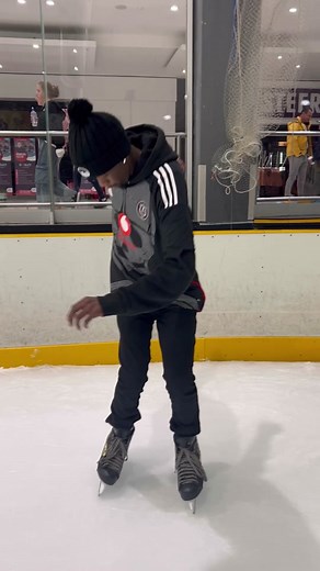 Ice Chase 🏃🏾‍♂️⛸️🏃🏾‍♂️ Dc: @mduduzi 🎥: @Terence #RobotBoii #Chase #IceSkating #SAMA28 #Dance #Trend #FYP