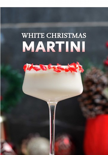 White Christmas Martini ❄️🍸 What a delicious combination! With white chocolate 🤍, vanilla vodka 🍦, and coconut 🥥, this cocktail is truly irresistible. ✨ Rim: Dip the glass in vanilla frosting 🍦 and coat with crushed peppermint ❤️🤍 Recipe: • 2 oz vanilla vodka 🍦 • 1 oz white chocolate liqueur 🤍 • 1 oz cream of coconut 🥥 • 1 oz heavy cream 🥛 ChristmasCocktail #HolidayCheers #ChristmasSpirit #CocktailTime #Mixology #CheersToTheHolidays